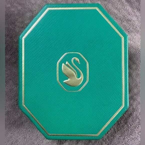 Swarovski 2022 Snowflake Oranament - Picture 3 of 7